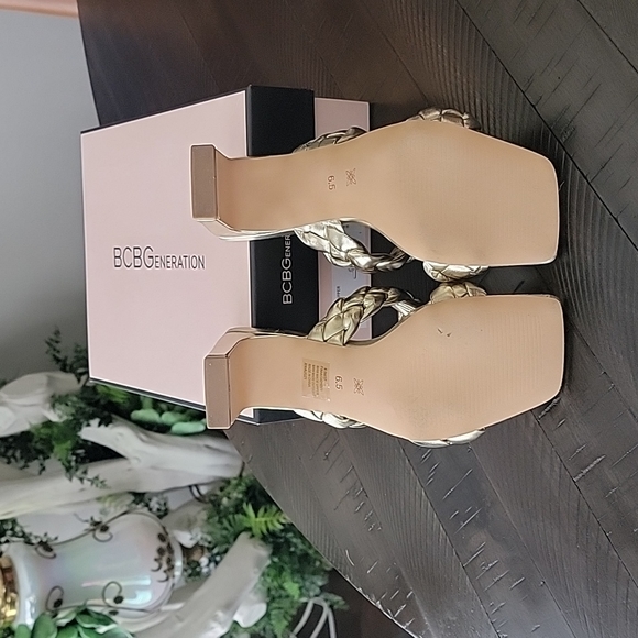 BCBG shoes - Picture 2 of 3